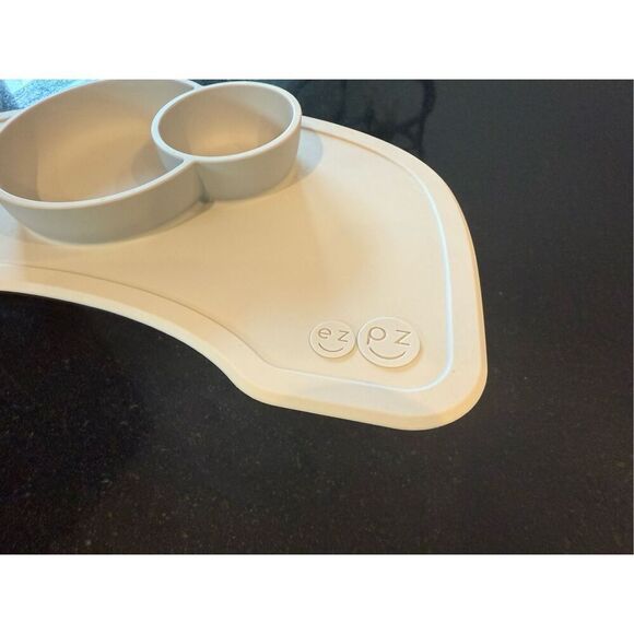 The ezpz™ by Stokke™ mat is an all-in-one placemat and bowls - Picture 3 of 6